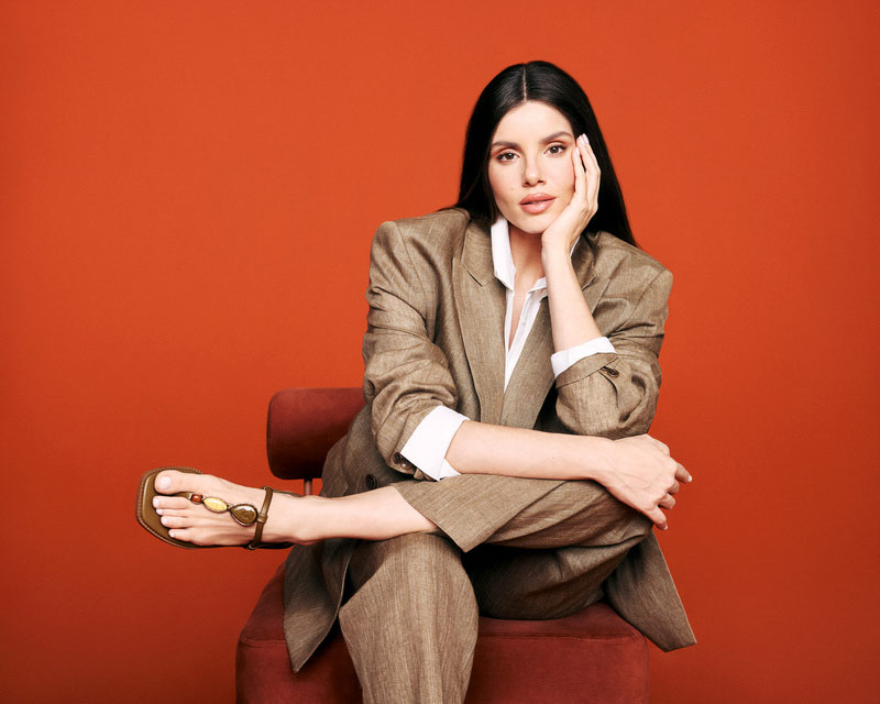 A marca aprofunda sua narrativa ao lado de Camila Queiroz, expandindo a essencialidade e a autenticidade por meio de escolhas reais, nas quais mulheres se reconhecem.