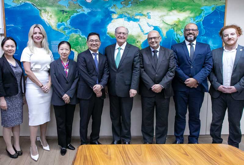 "Investir na produção local de vacinas essenciais significa focar na prevenção de doenças e na capacidade de salvar vidas. A SINOVAC está pronta para avançar nesta nova fase de presença sólida no Brasil", afirmou Meng.