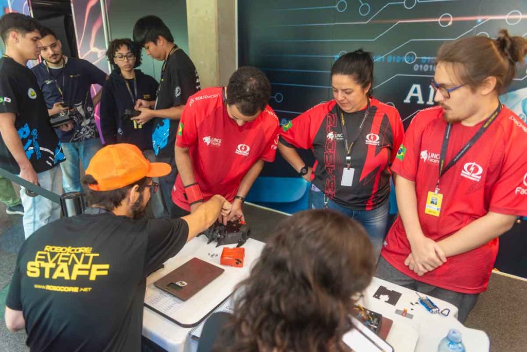 Tech Arena 2025 começa com pesagem e verificação de segurança de robôs 