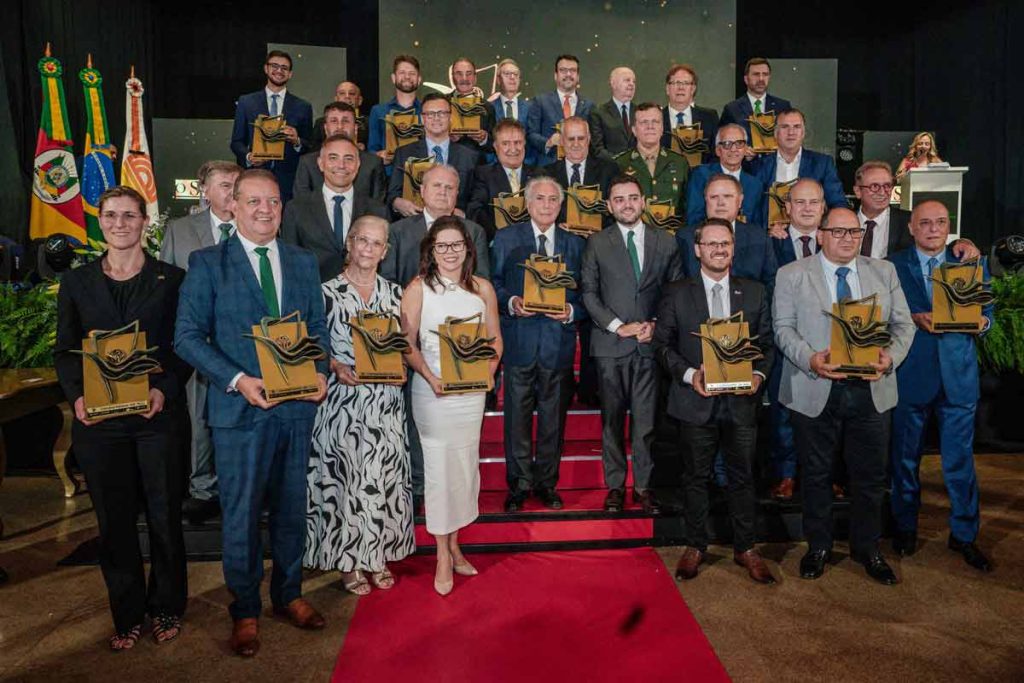 Troféu Brasil Expodireto homenageia lideranças que contribuem com o desenvolvimento do agro