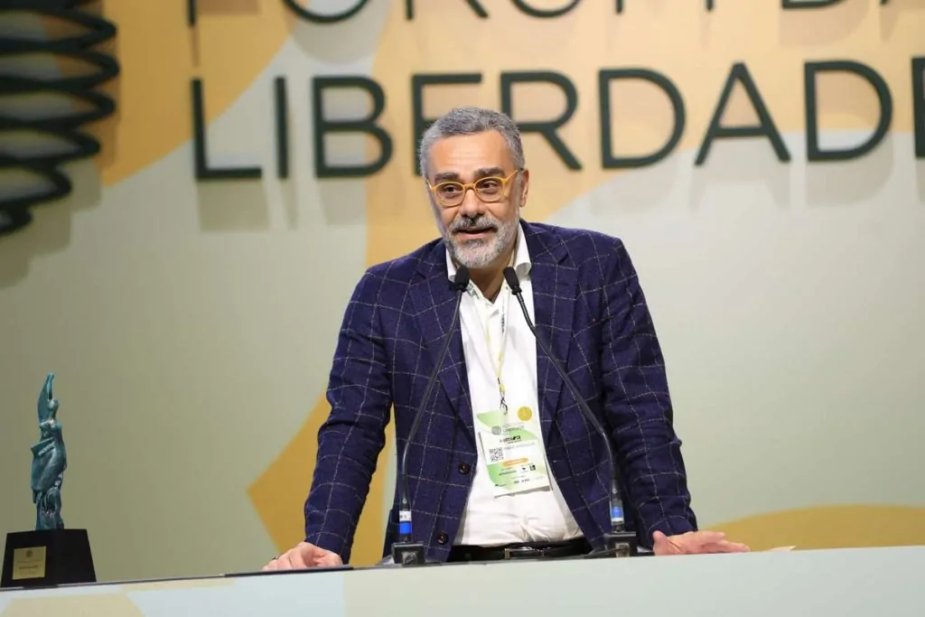 Abertura oficial do Fórum da Liberdade homenageia Luciano Hang e André Marsiglia 