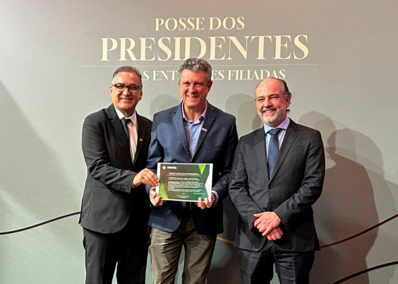 Robinson Klein, da ACI e mais de 70 presidentes de entidades filiadas à Federasul tomam posse