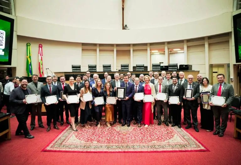 Alesc homenageia ACATE e destaca protagonismo da tecnologia no crescimento de SC
