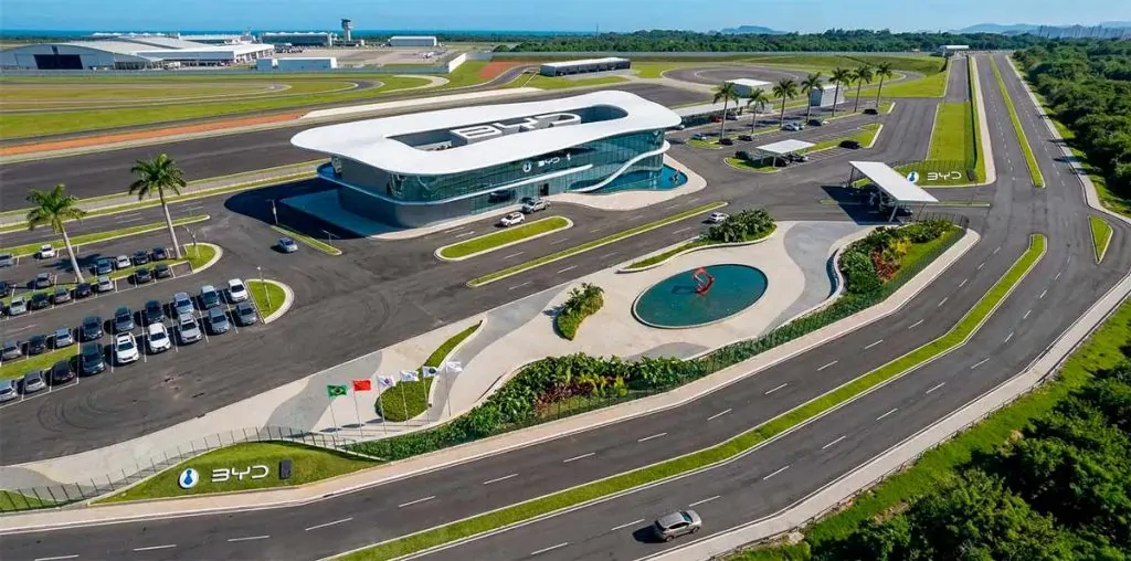 BYD anuncia construção de um centro de pesquisas e uma pista de experiências no Rio