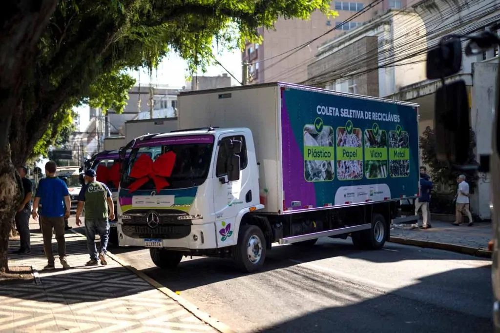 Prefeitura de Canoas entrega caminhões as cooperativas do Projeto Conexões Sustentáveis