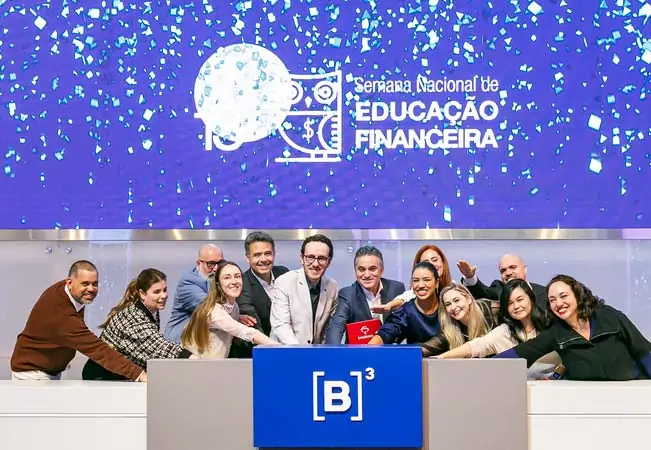 B3 promove ação em universidades para disseminar educação financeira entre jovens estudantes