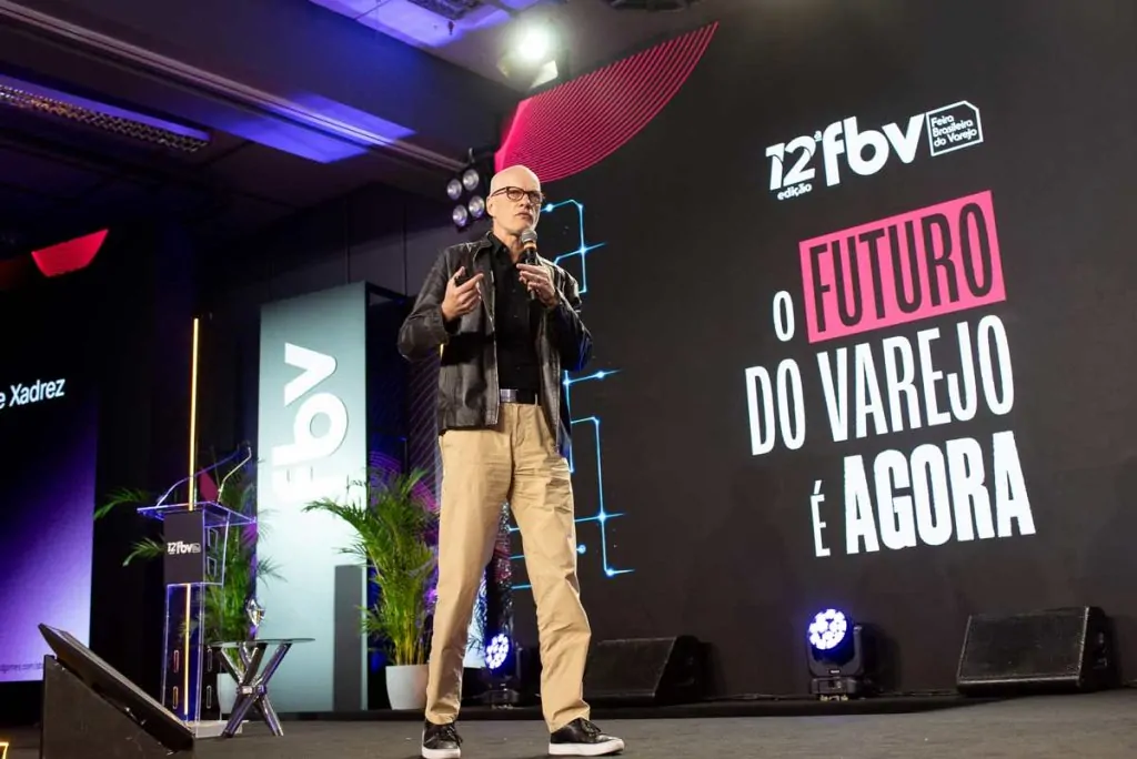 "A automação resolve problemas de eficiência, a empatia resolve problemas de relacionamento", afirma Jesper Rhode na FBV