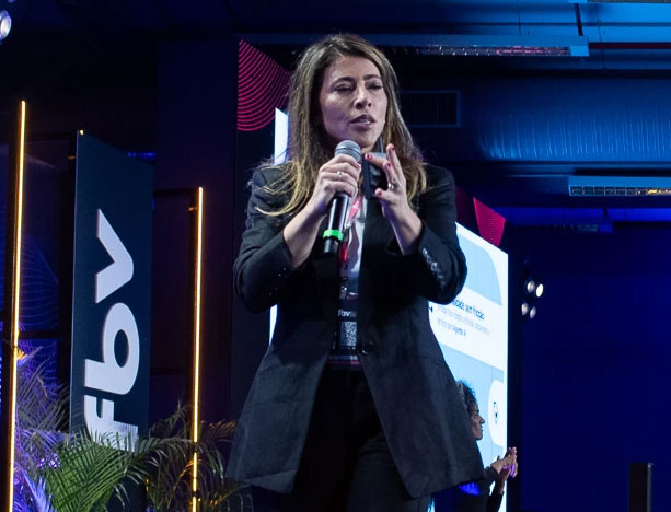 “Se todos têm acesso às mesmas ferramentas, o diferencial está no humano”, diz Juliana Velozo na FBV