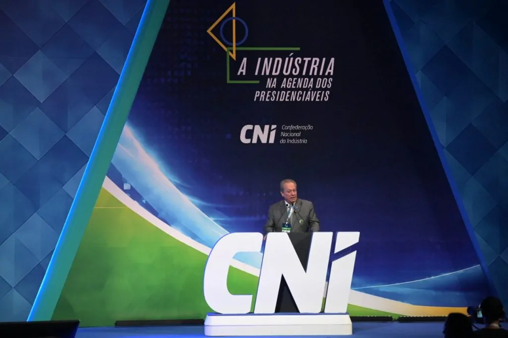 Indústria precisa estar no centro da estratégia de desenvolvimento, defende CNI a presidenciáveis