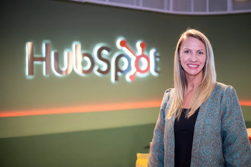 HubSpot debate o impacto estratégico dos agentes de inteligência artificial no marketing durante o Web Summit Rio 2026