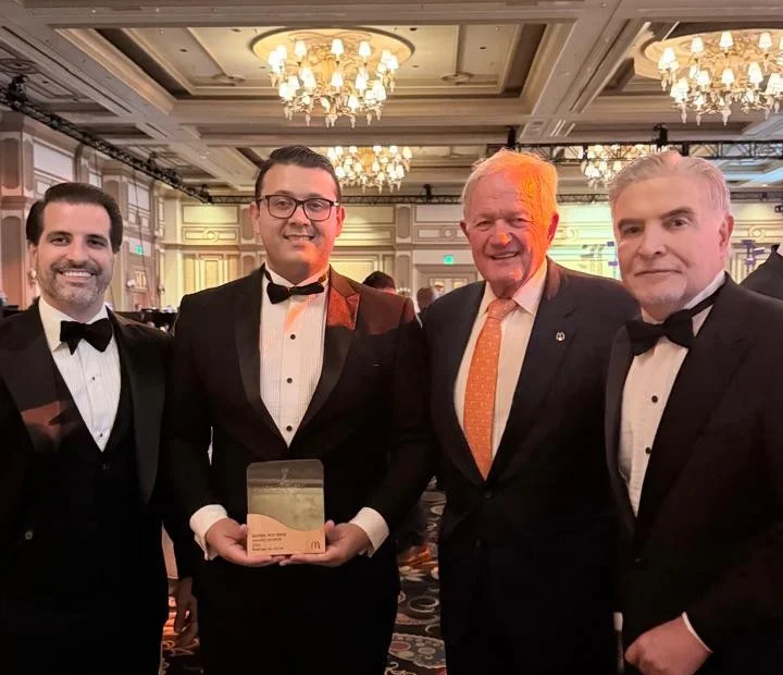 Rodrigo da Silva, gerente do McDonald's de Canoas, recebe prestigiado prêmio global Ray Kroc