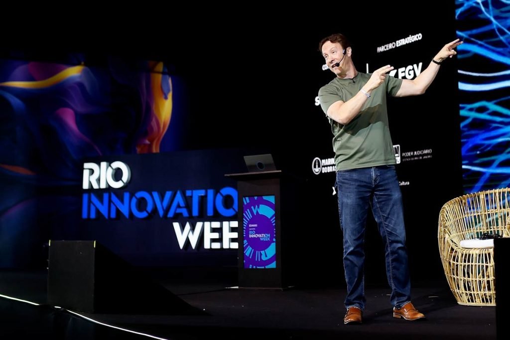 No Rio Innovation Week 2026, David Eagleman e Marcelo Gleiser revelam como o cérebro inventa a realidade e apresentam tecnologias de substituição sensorial.