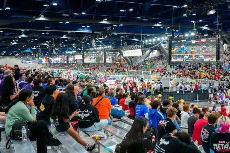 FIRST Championship reúne estudantes de diferentes países para disputas de robótica nos Estados Unidos
