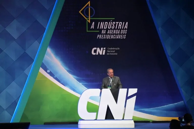 Indústria precisa estar no centro da estratégia de desenvolvimento, defende CNI a presidenciáveis