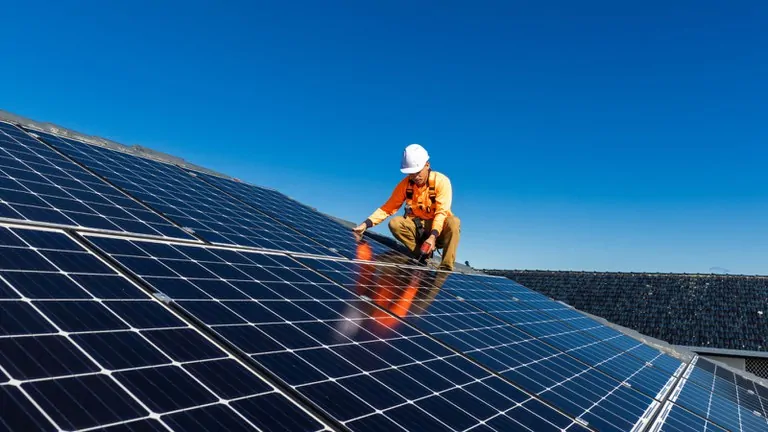Governo de SP amplia uso de energia solar nos municípios com novo edital e projeto pioneiro em Águas de São Pedro